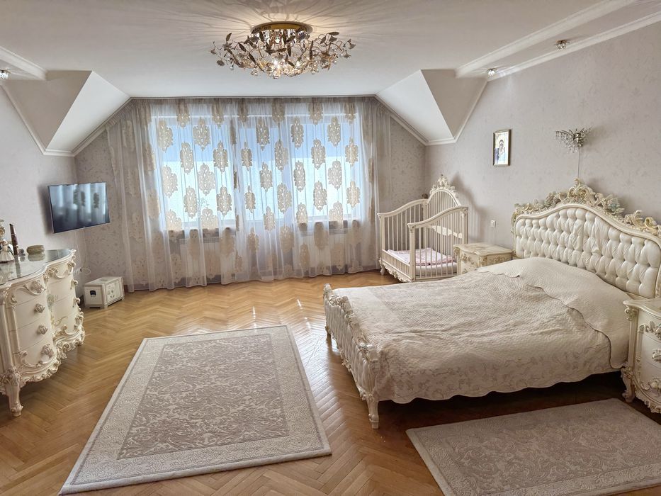 Сучасний будинок з закритим басейном