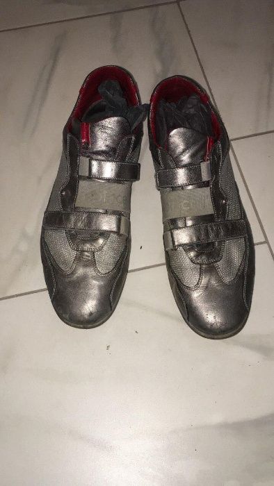 Продам мужские спортивные туфли