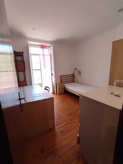 Quarto junto metro Anjos com Recibo e despesas incluidas