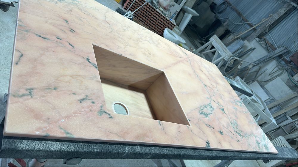 Ilha em marmore rosa