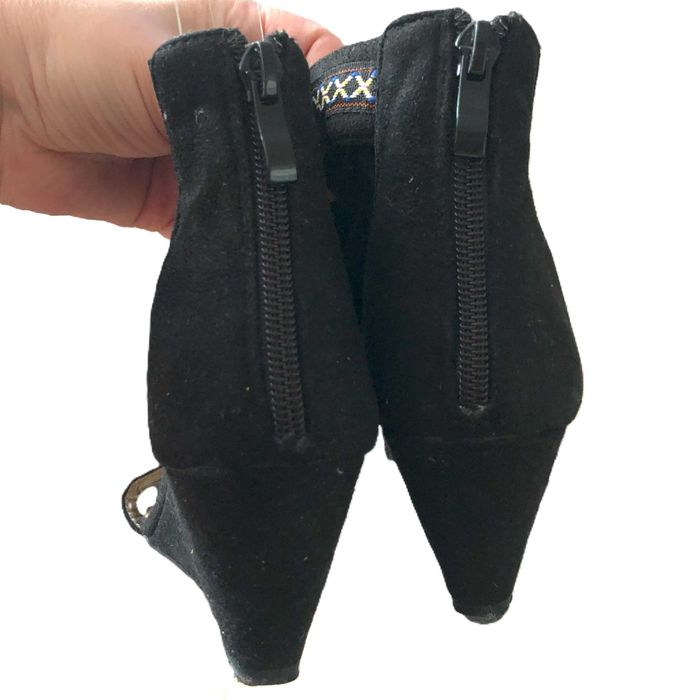 Czarne sandały na koturnie