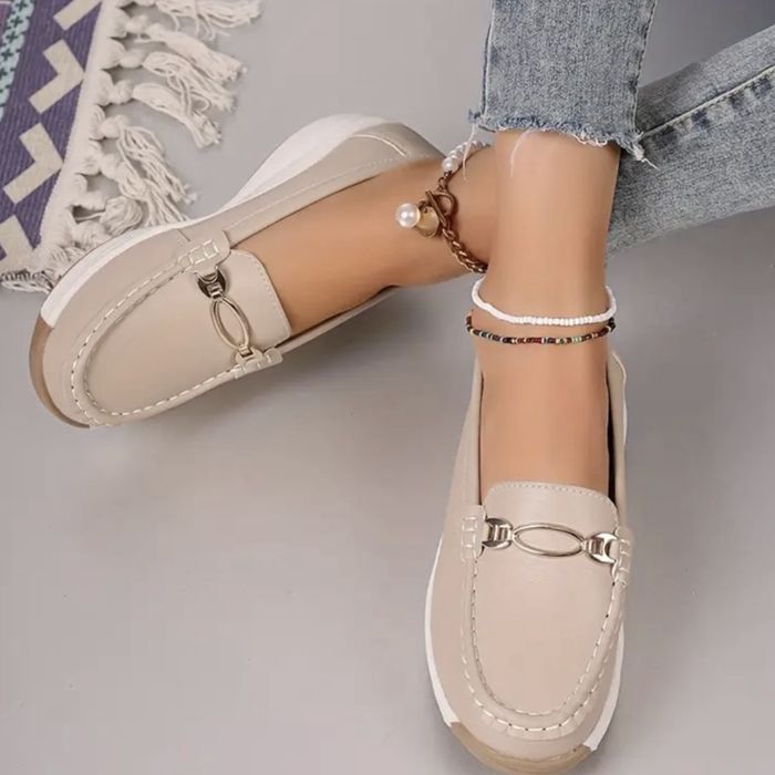 Жіночі бежеві мокасини/сліпони зі штучної шкіри з металевою фурнітурою