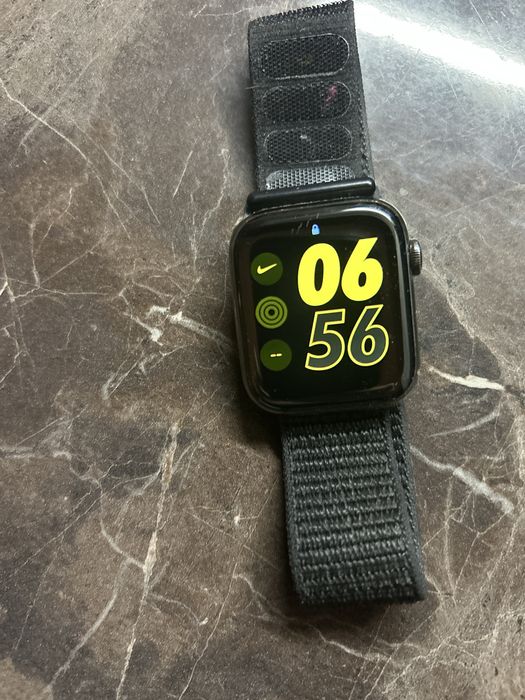 Apple Watch Series 6 (GPS + Cellular)розумний годинник