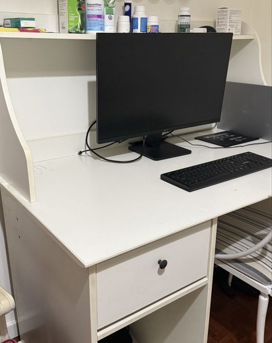 Secretaria branca com pratileira