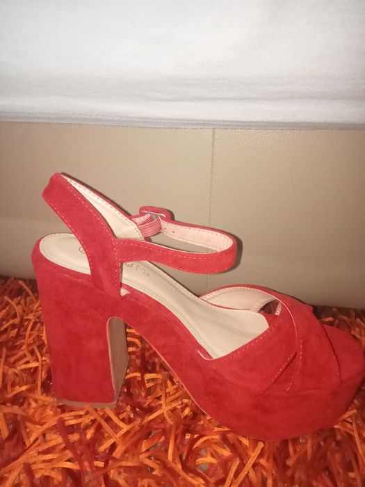 Sapatos vermelhos em bom estado.