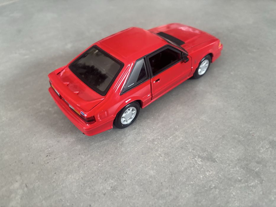 Model Welly skala 1/24 Ford Mustang SVT Cobra