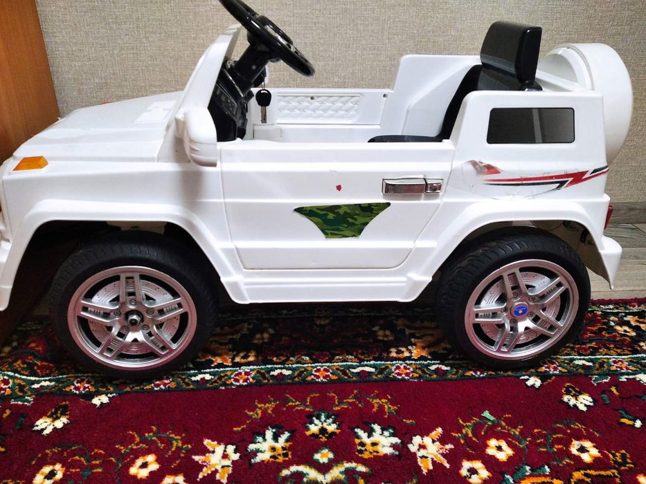 Дитяча машина на акумуляторі