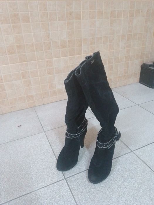 Botas pretas em camurça