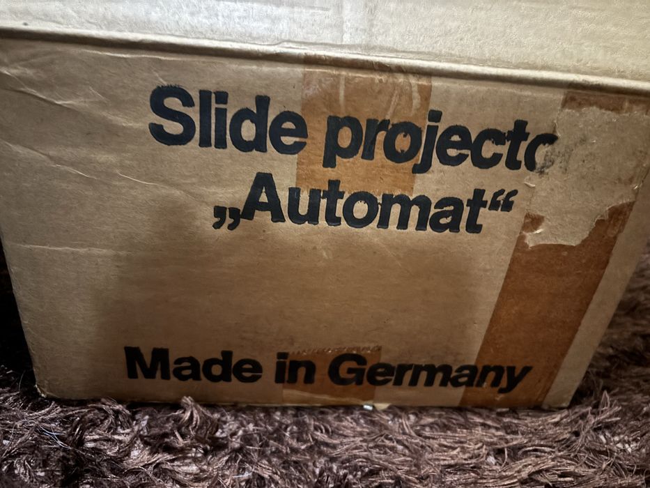 Slide projetor ( Roliei P 30)