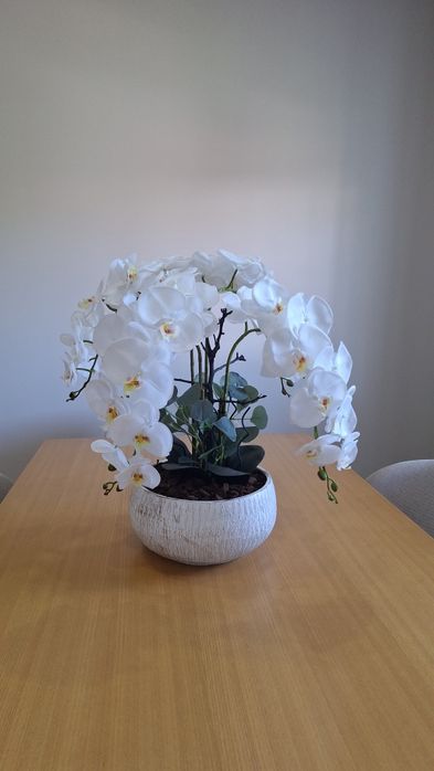 Vaso com orquídeas artificiais