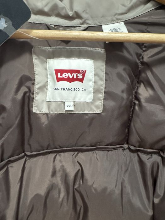 Бежева куртка Levis