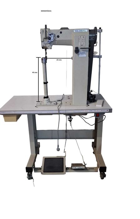 Máquina de costura de coluna e triplo arrasto.