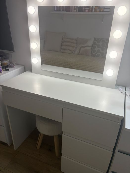 Toaletka z lustrem i oswietleniem led stan idealny