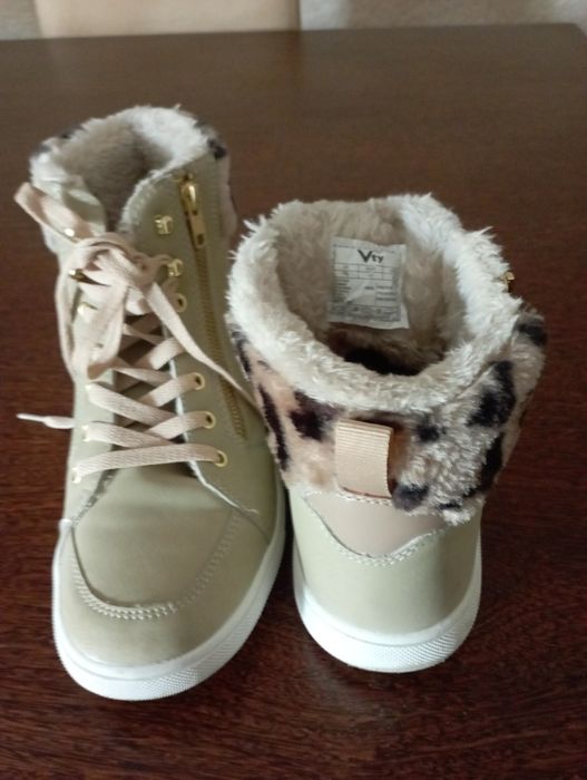 Botas tênis forradas com pêlo