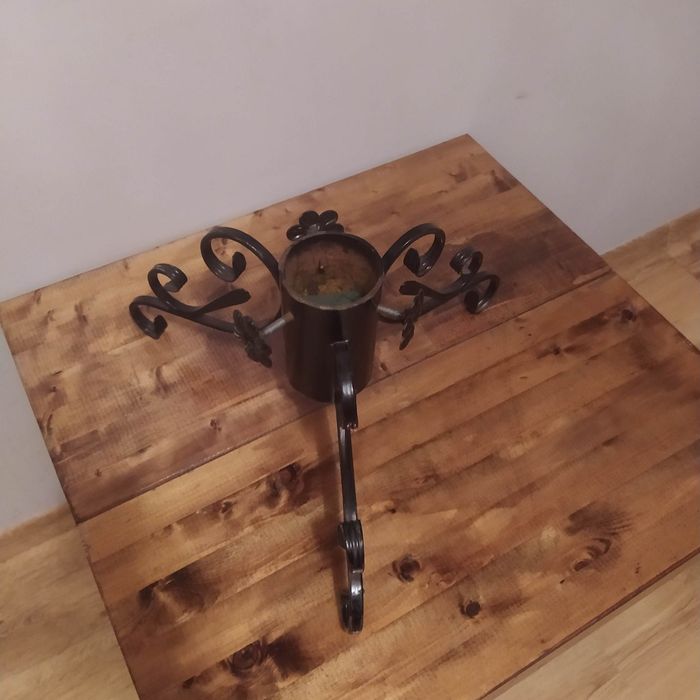 Stary solidny stojak pod choinkę