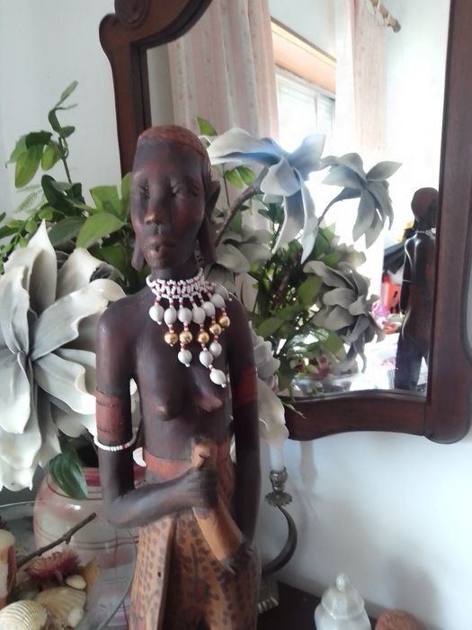 Estatuetas africanas,figuras femininas em madeira,e girafa.