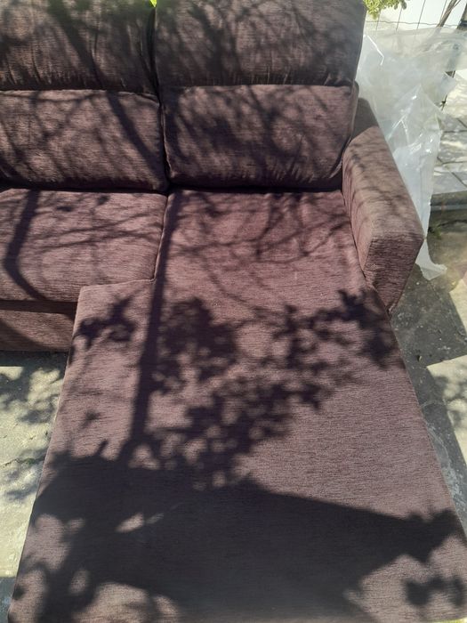 sofá de cor castanho