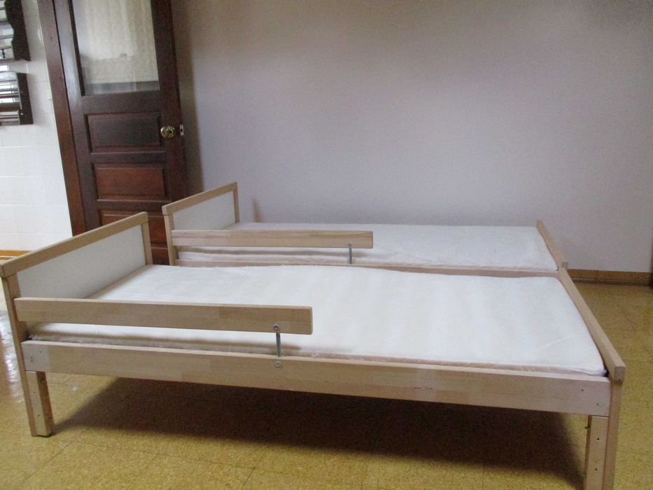 Duas camas de criança IKEA (modelo SNIGLAR) 76 x 165 cm