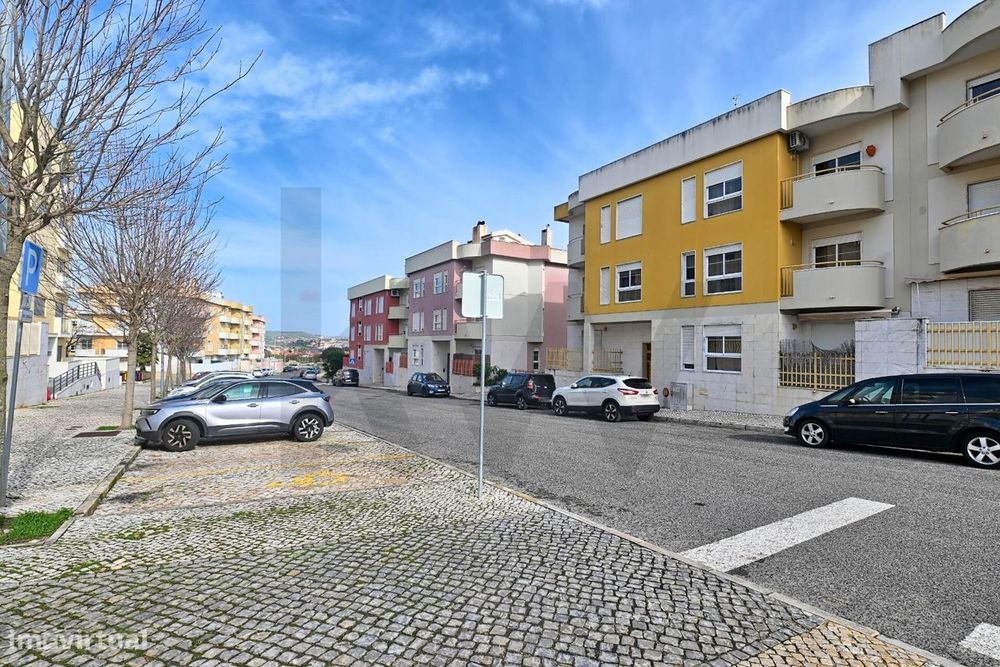 Apartamento T2 com Garagem Box, Estacionamento e Arrecadação –  São Do