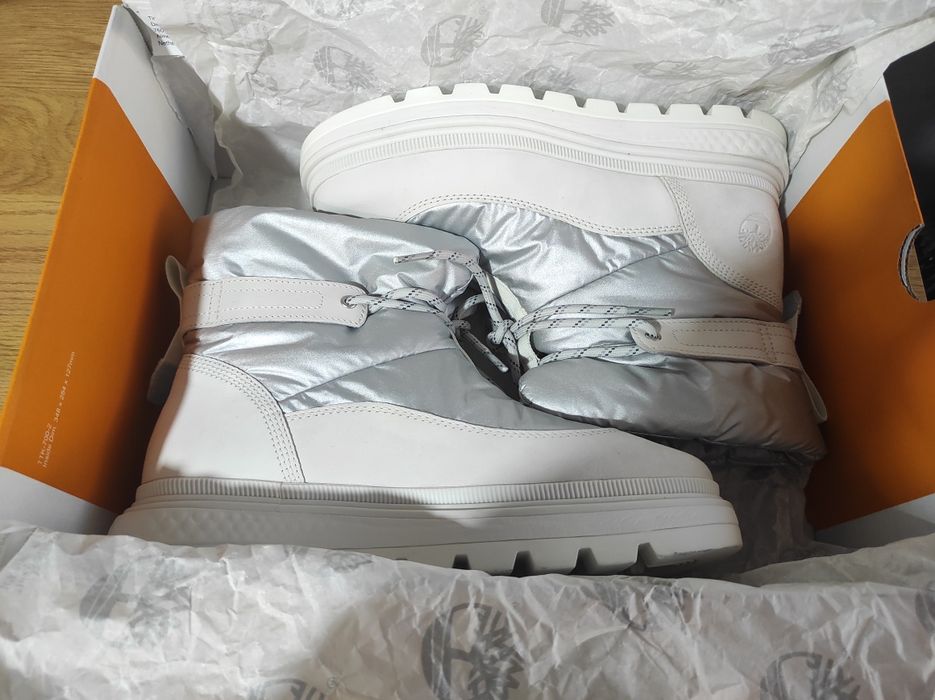 Жіночі сапоги  Timberland 
бежевий/срібний (