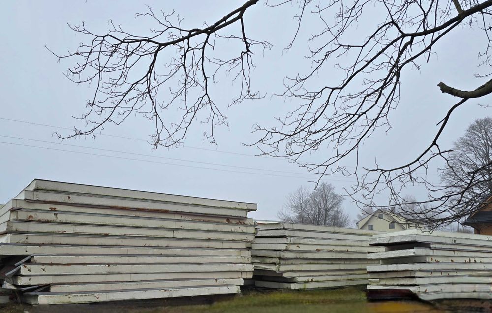 Płyty warstwowe styropian + blacha, grubość 15 cm. Zwardoń