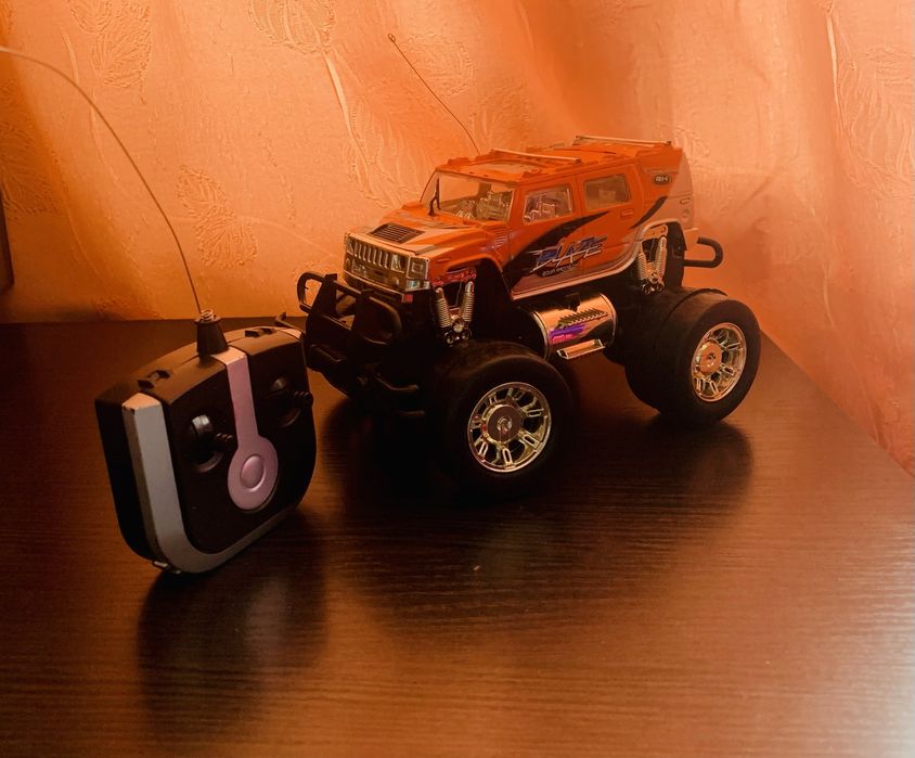 Джип на радіоуправлінні машинка на пульті