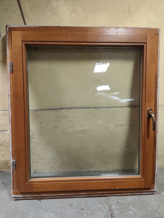 Małe okno drewniane urzywane 100x115