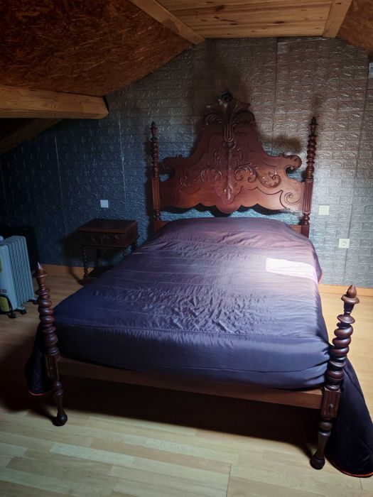 Cama Casal Completa (sem colchão) + 1 Mesinha Cabeceira