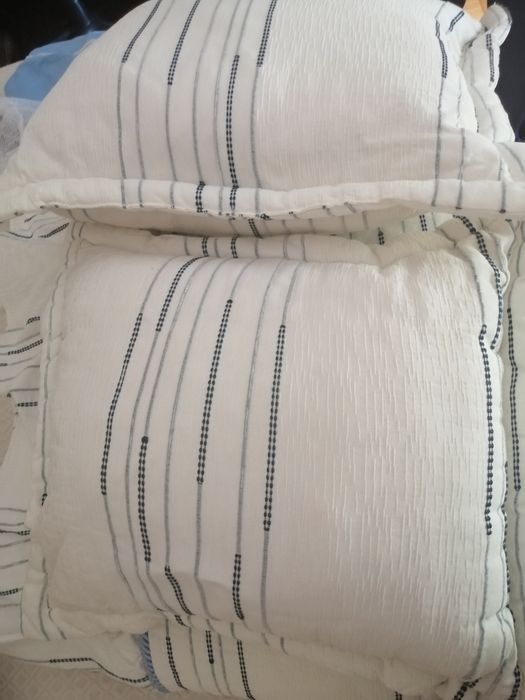 Colcha de cama azul e branca