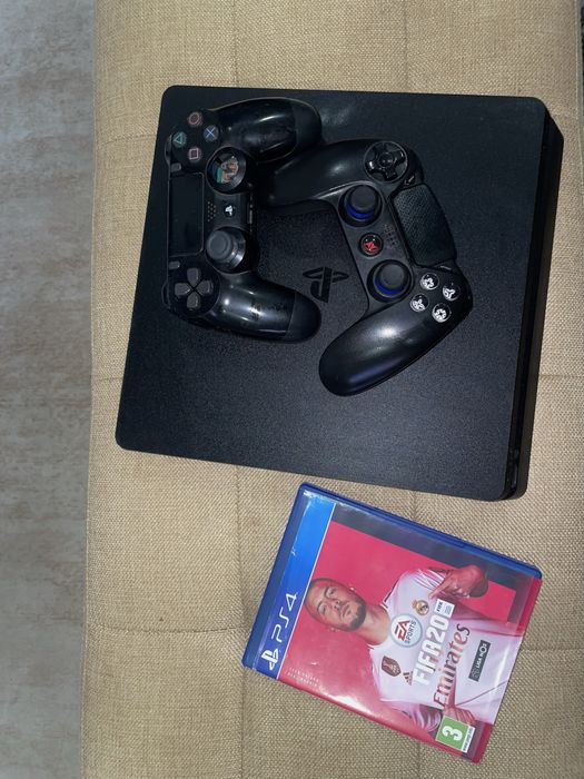 Ps4 com dois comandos e um jogo
