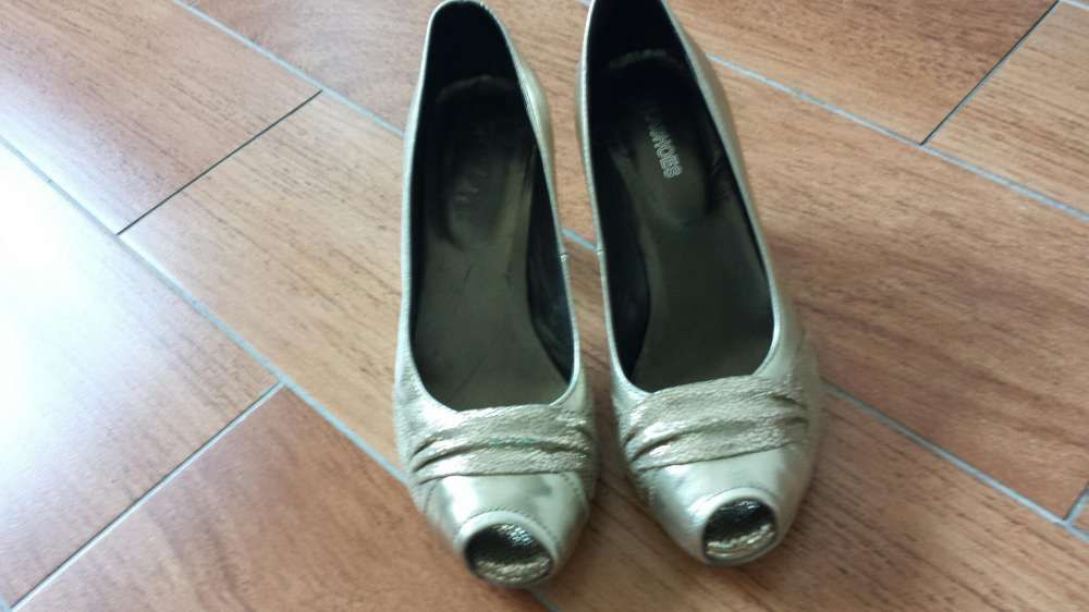 Vendo sapatos salto médio
