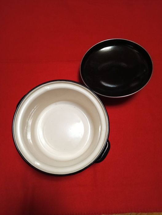 Эмалированная кастрюля на 3 литра.