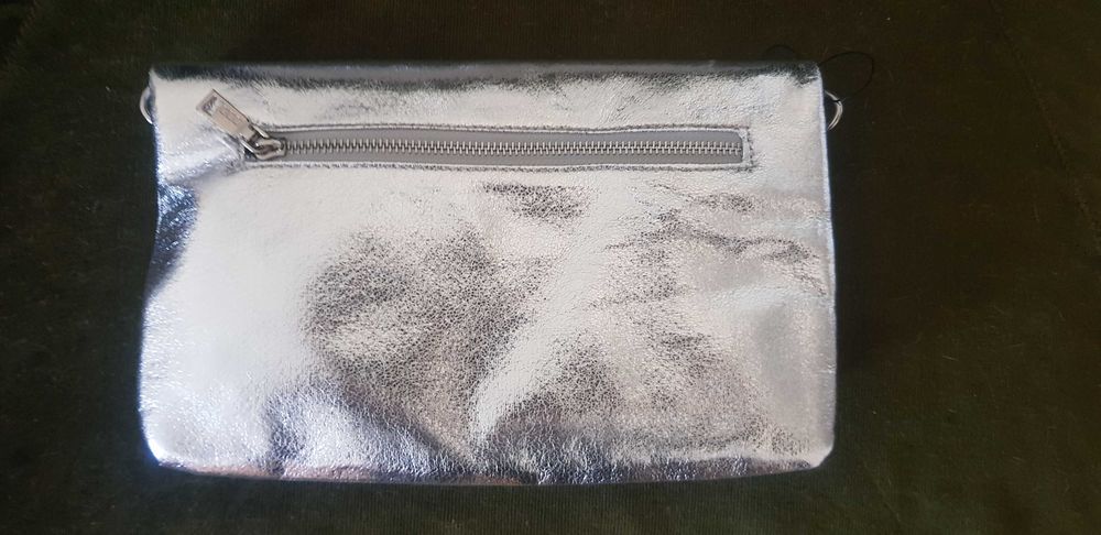 NOVAS Mala de festa a tiracolo com alça dupla e acabamento metálico