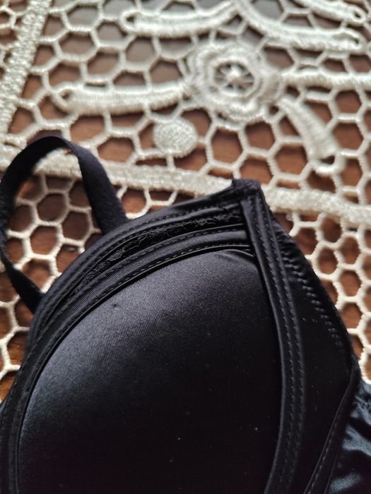 Gorset z koronką na regulowane ramiączka rozm 70B.