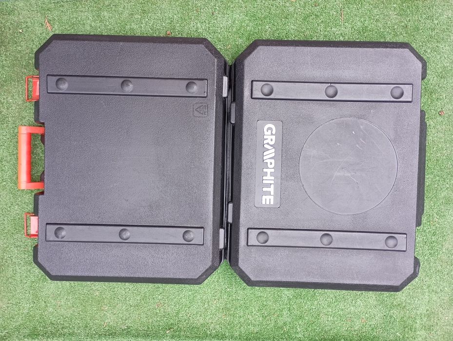 Duża walizka zamykana na elektronarzędzia GRAPHITE od młotowiertarki.