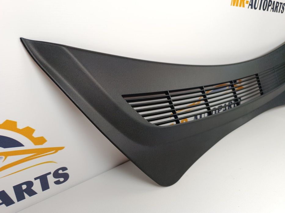 Підкапотний пластик жабо боксу задній Tesla Model 3 1081675-00-B
