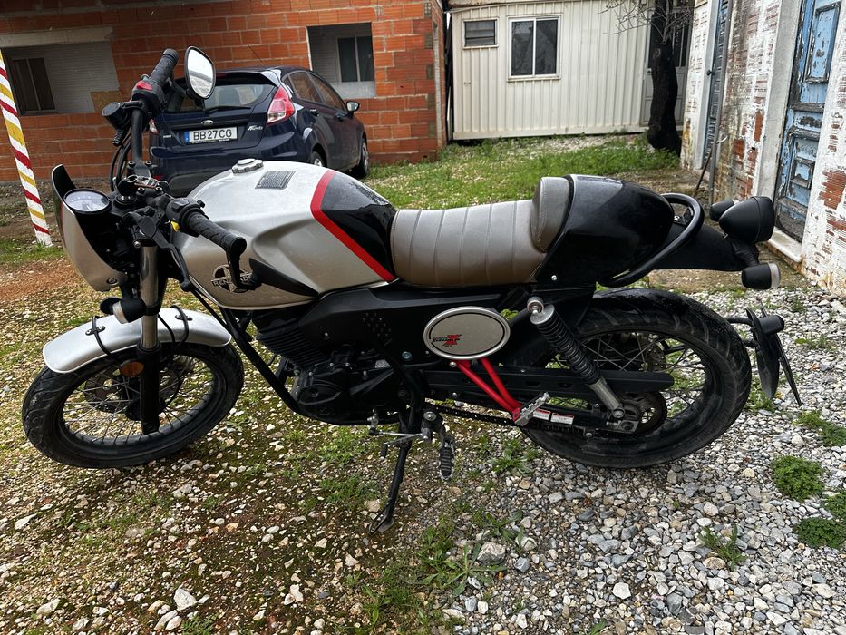 Moto 125cc marca UM scrambler X