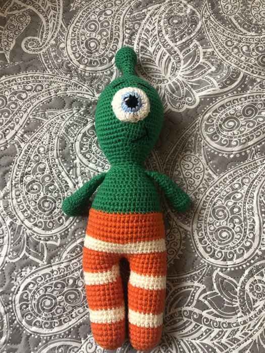Kosmit na szydełku maskotka amigurumi hand made