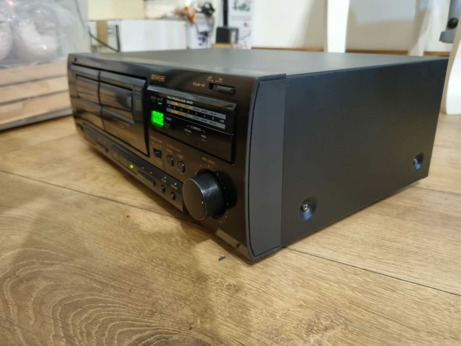 Magnetofon Teac model podany na zdjeciu