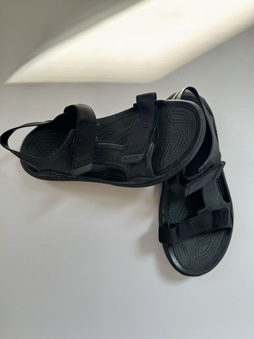 Сандалі Crocs.
