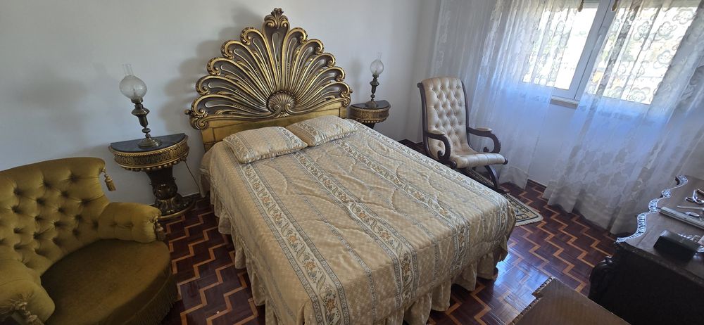 Cama e mesas de cabeceira neobarroco