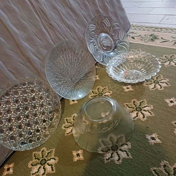 Pratos e taças de vidro muito antigos