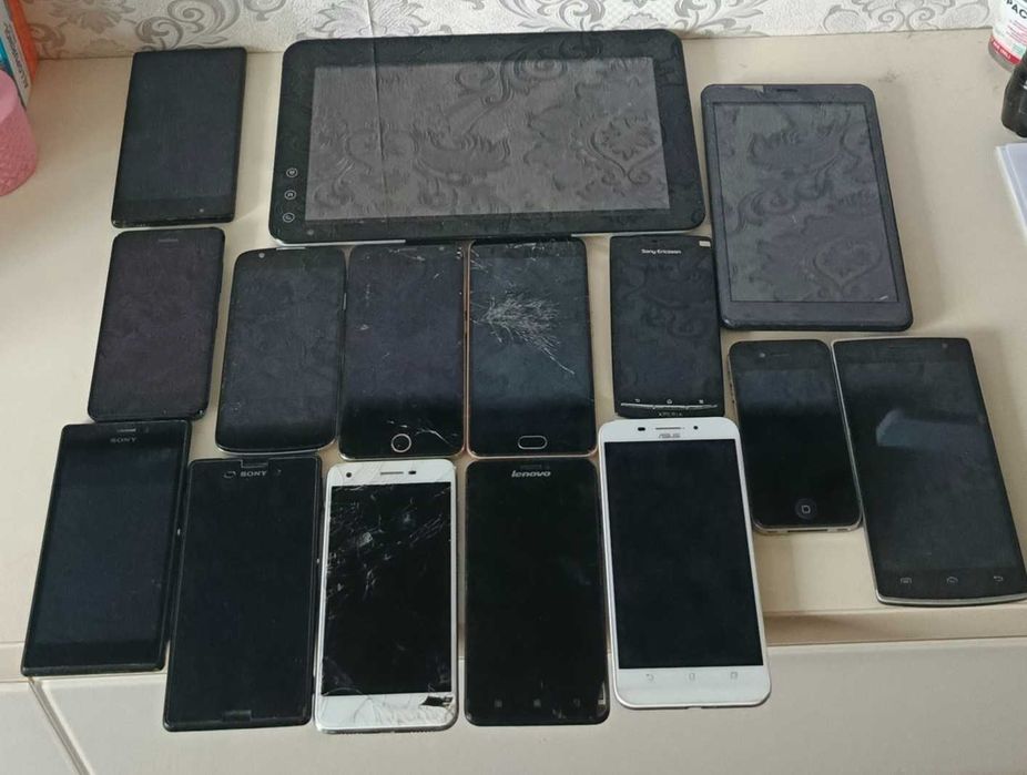 Лот телефонов и планшетов