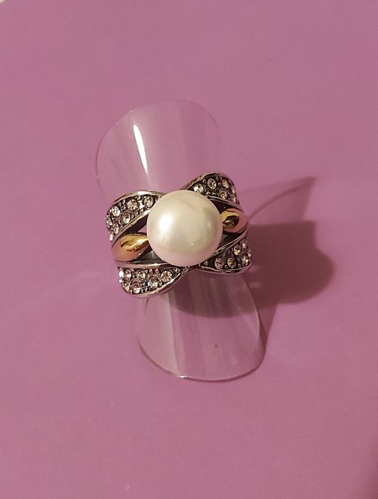 Anel em aço com zirconias e uma pérola. T17