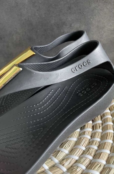 Crocs japonki Serena Metallic Bar Flip Gold/Black W6 36/37