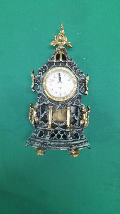 Relogios em ferro de pilhas