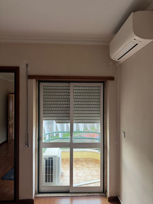 Conjunto de 5 Janelas e Portas-Janelas em Alumínio  com Estores – 650€