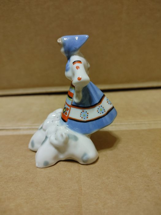 Статуэтка Наши будни Свинарка Коростень Трегубова в-с фарфор СССР 1960