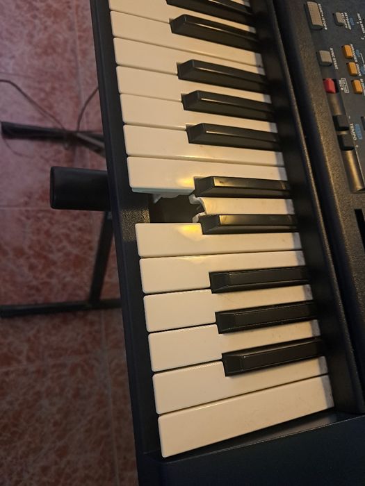 Piano Roland com pé