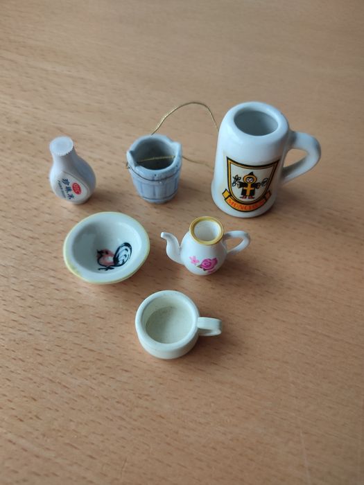 Conjunto de loiça em miniatura.
